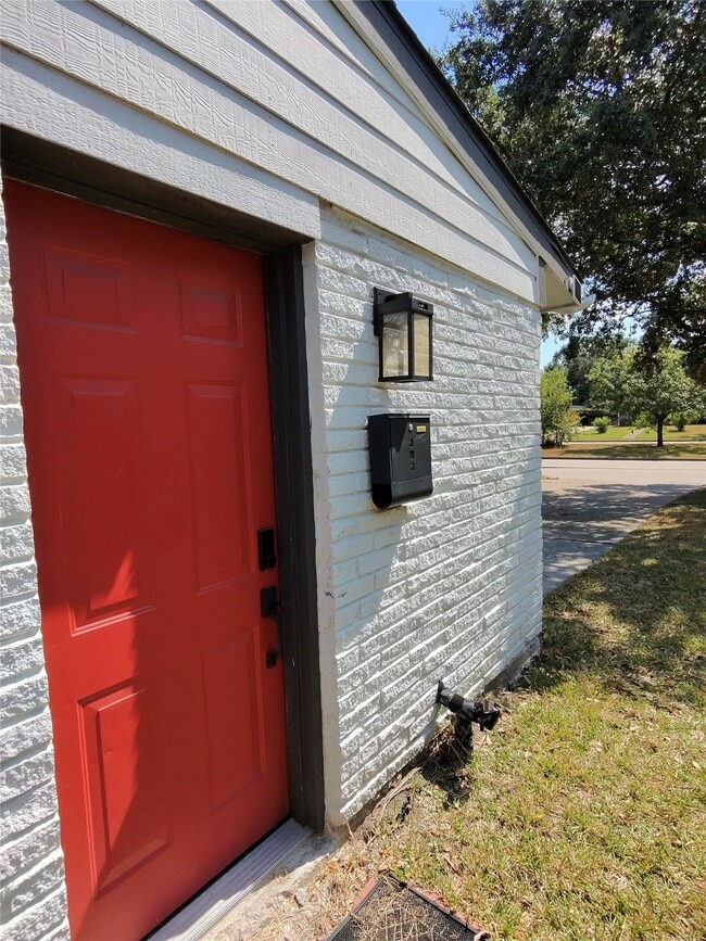 Building Photo - 5810 W Bellfort Ave
