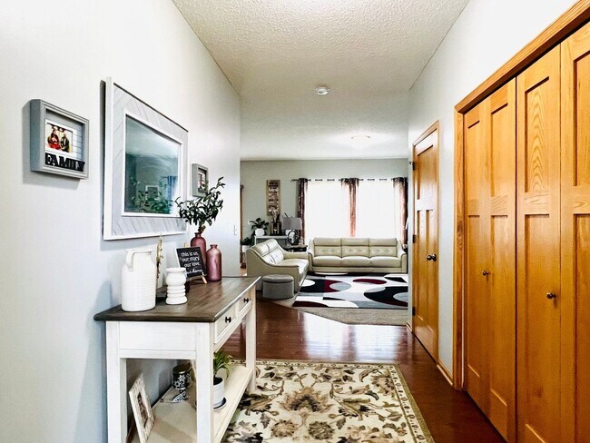 Foto del edificio - Elegant and Spacious 4BR House for rent in Blaine