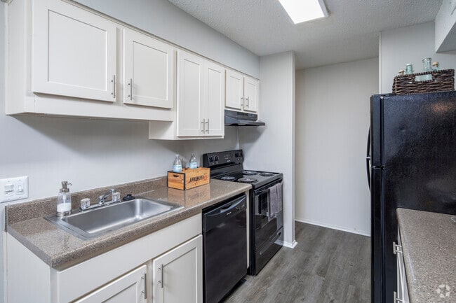 1BR, 1BA - 780 SF - High River Apartments
