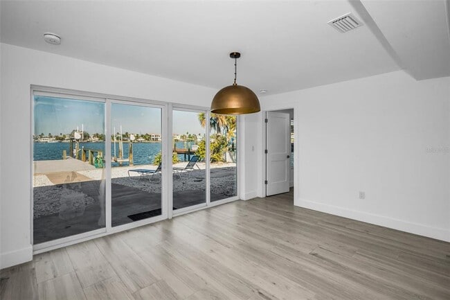 Foto del edificio - 14125 N Bayshore Dr