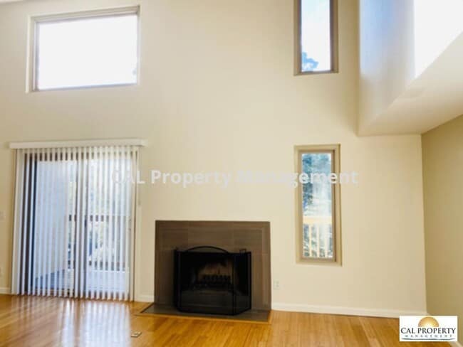 Building Photo - Stunning 2 Bed/2 Bath Condo Located in Mon...