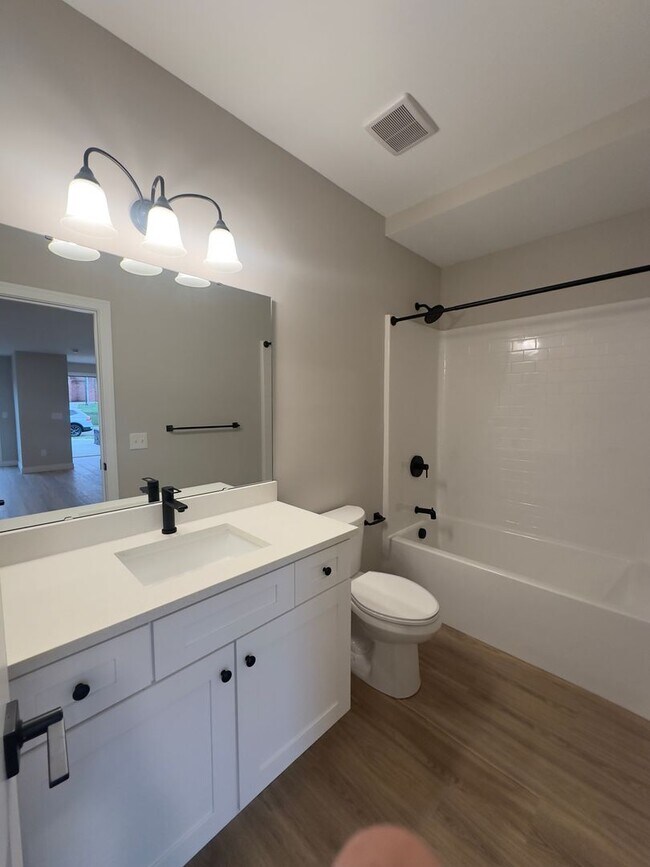 Foto del edificio - Walworth Townhomes