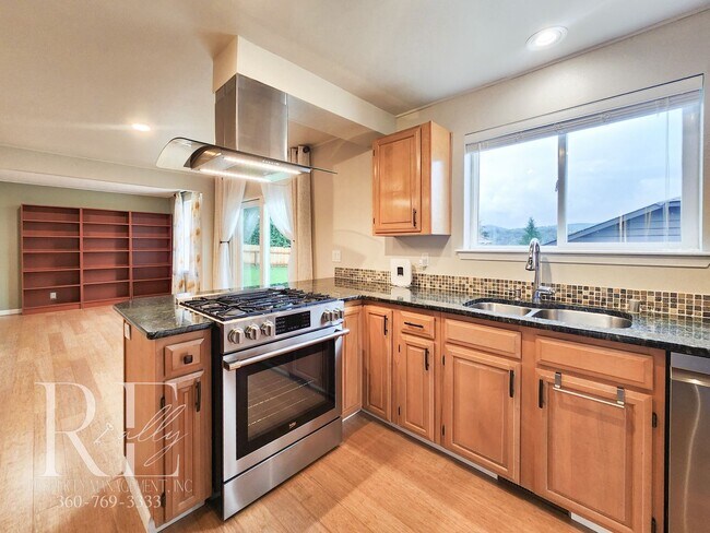 Foto del edificio - Modern Elegance Meets Tranquil Lakeside Living On Osprey Circle