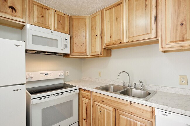 Building Photo - Small Dog-Friendly Woolen Mills Duplex Near Downtown