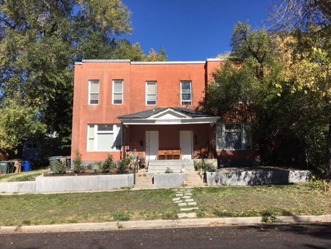 Building Photo - Private Guy Room in 5 bedroom 2 bath triplex