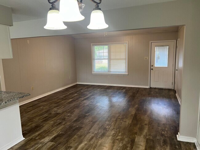 Building Photo - 1317 Hillcrest Dr
