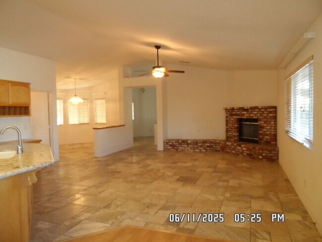 Foto del edificio - 3 Bedrooms, Den, 2 Bathrooms, 3 Car Garage...