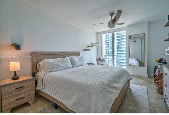 Building Photo - 5900 Collins Ave