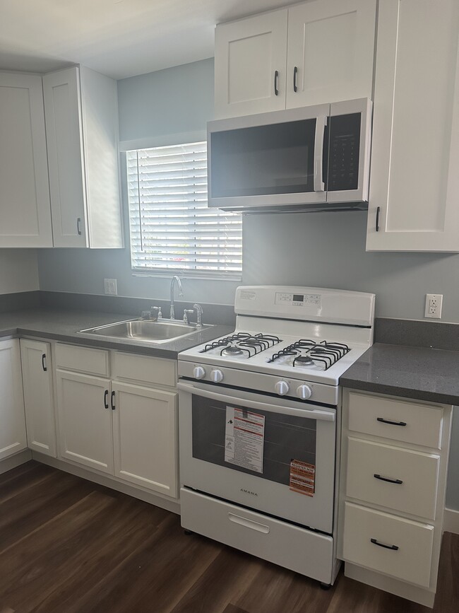 kitchen - 7333 Kraft Ave