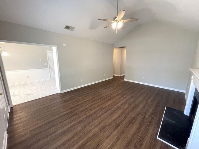 Building Photo - Newly Renovated 3br in East Athens, Availa...