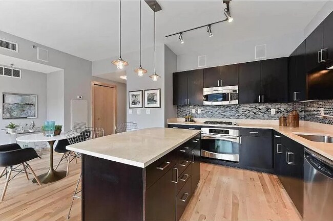 Building Photo - 215 10th Ave S