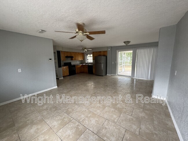 Foto del edificio - 438 Country Club Dr