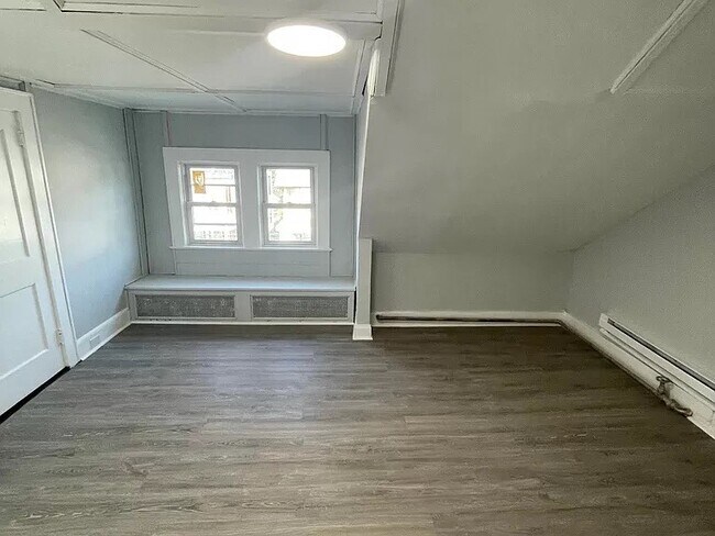 Building Photo - 111 Laurel Ave