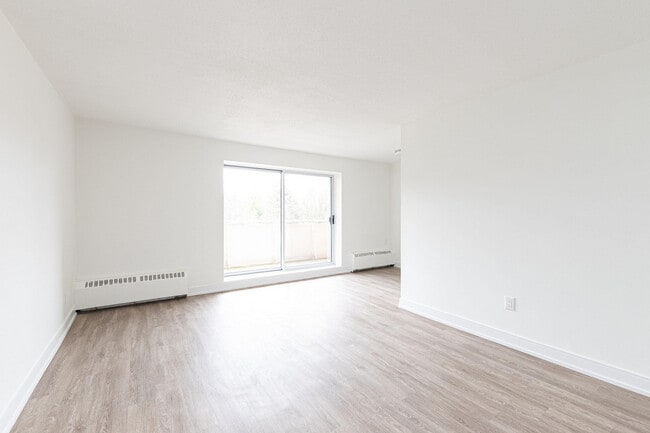 Building Photo - 295 Dale Cres