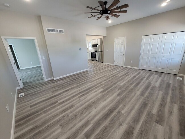 Building Photo - 424 E. 5th