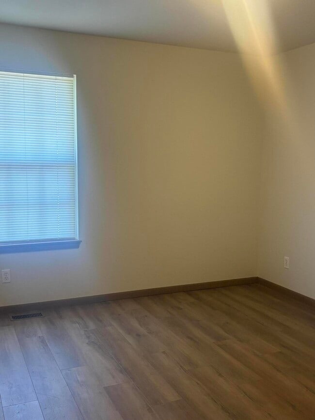 Building Photo - 1320 Raleigh Dr
