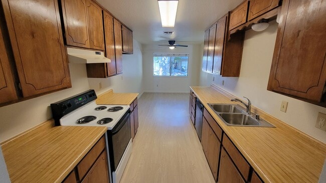 Building Photo - Sunnyside & Montero