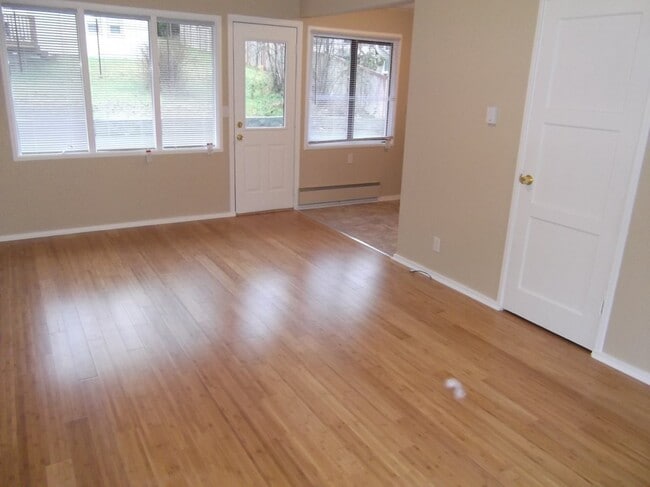 Building Photo - 2 Bedroom 1 Bathroom Townhome in Downtown ...