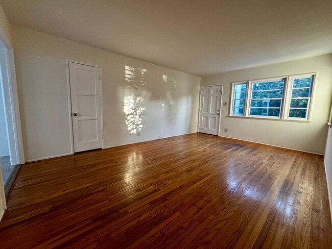 Apt A - Oversize Living Room - 11466 Washington Pl