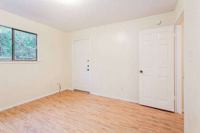 Foto del edificio - 404 Kenniston Dr