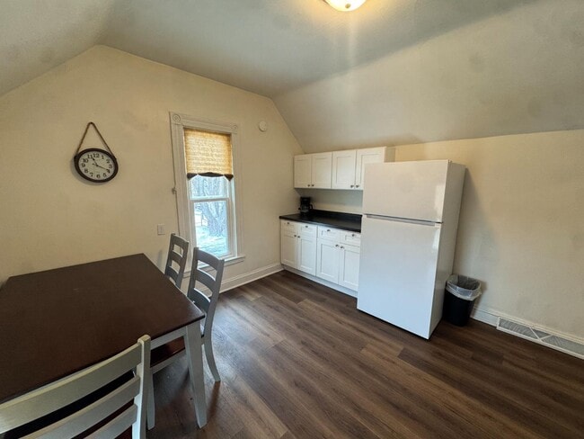 Building Photo - 622 E Locust St