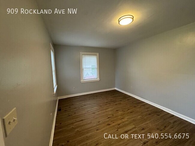 Foto del edificio - 909 Rockland Ave NW