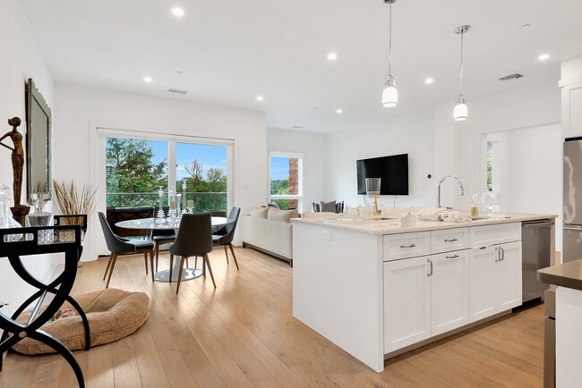 Photo - 8 Boulevard W Apartment