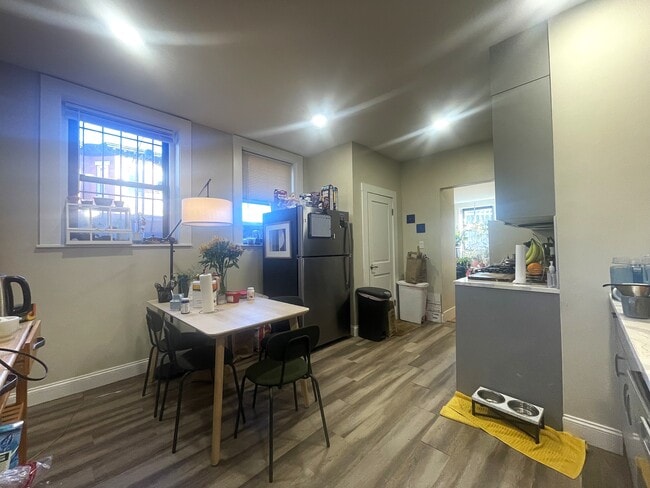 Building Photo - 1914 Beacon St