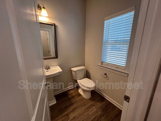 Foto del edificio - 2043 Lotus Dr