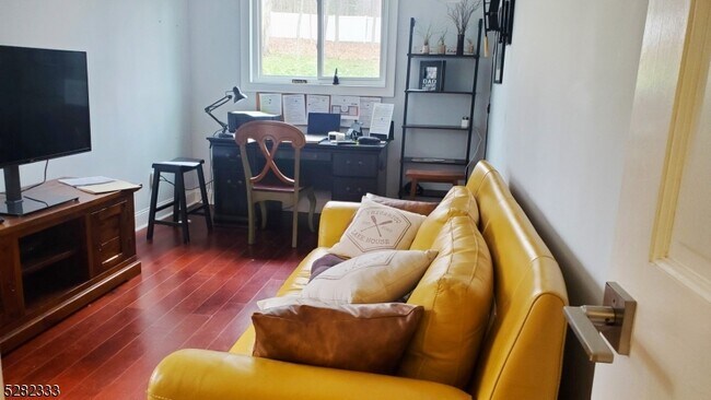Foto del edificio - 242 Lake Rd