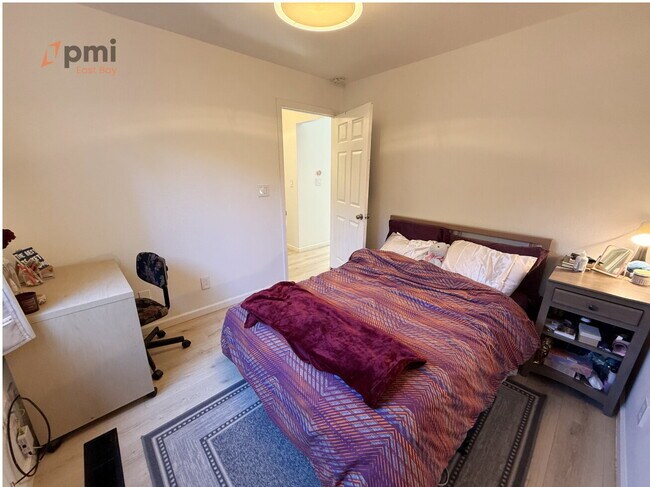 Foto del edificio - Charming 3-Bedroom with 2 Baths in Prime Oakland Location – 800 Sq Ft of Cozy Living with Outdoor...