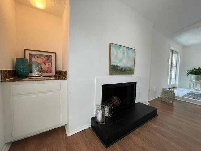 Foto del edificio - 6646 E Lovers Ln