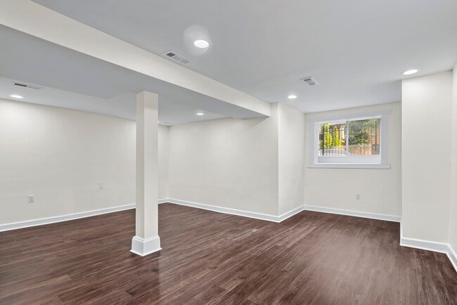 Living area - 2647 W Evergreen Ave
