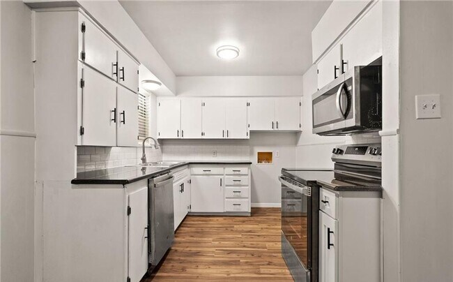 Foto del edificio - Renovated 4-bedroom 1.5 bathroom home!  Housing accepted! MOVE-IN SPECIAL!