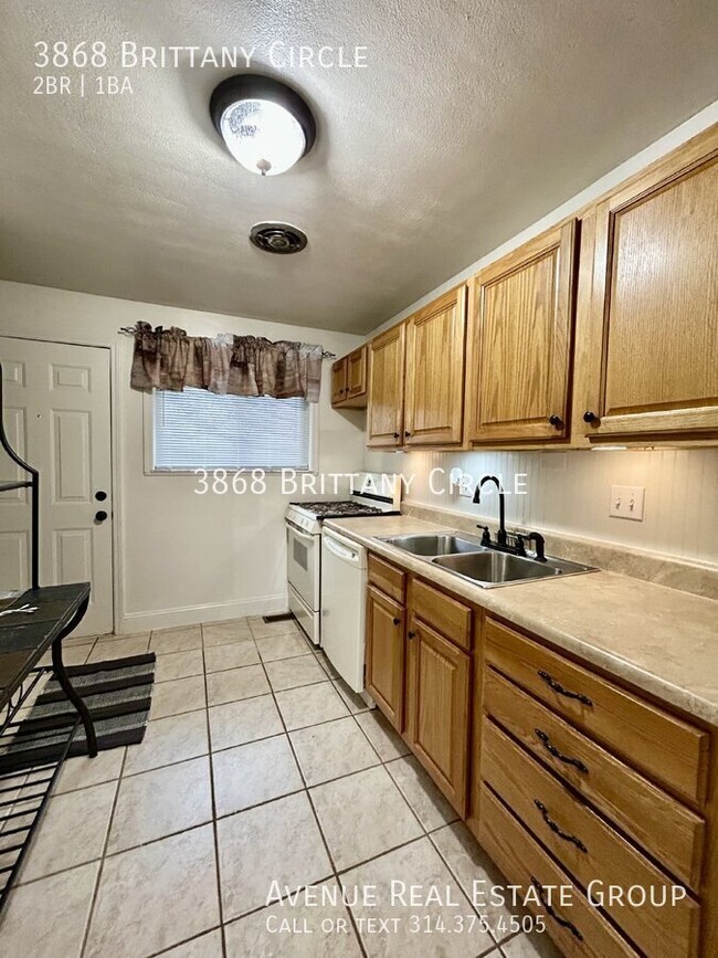 Building Photo - Charming 2-Bedroom Retreat with Spacious 1...