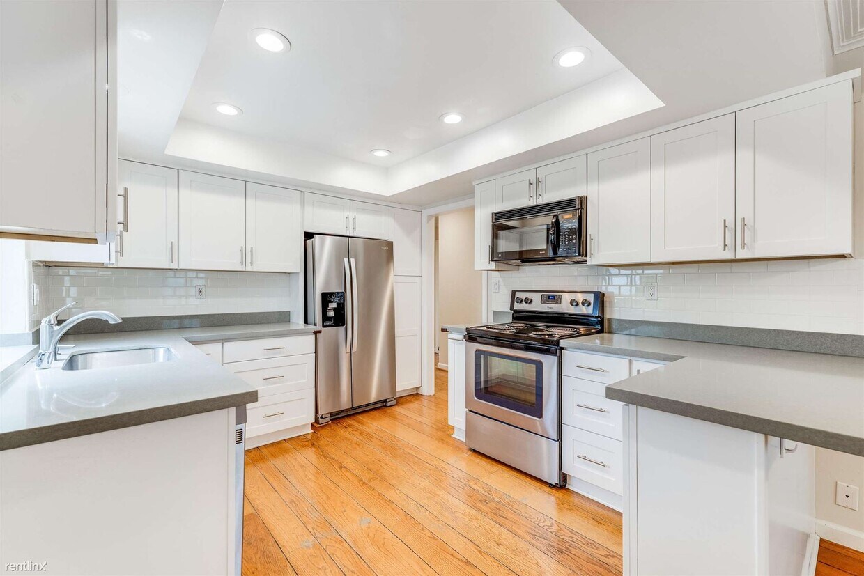 Foto principal - 4 br, 2.5 bath House - 413 Poinsettia Avenue