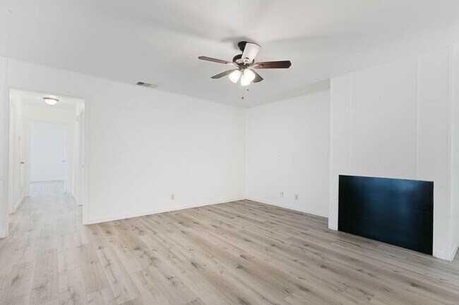 Building Photo - 2 br, 1.5 bath House - 6617 Forest Grove