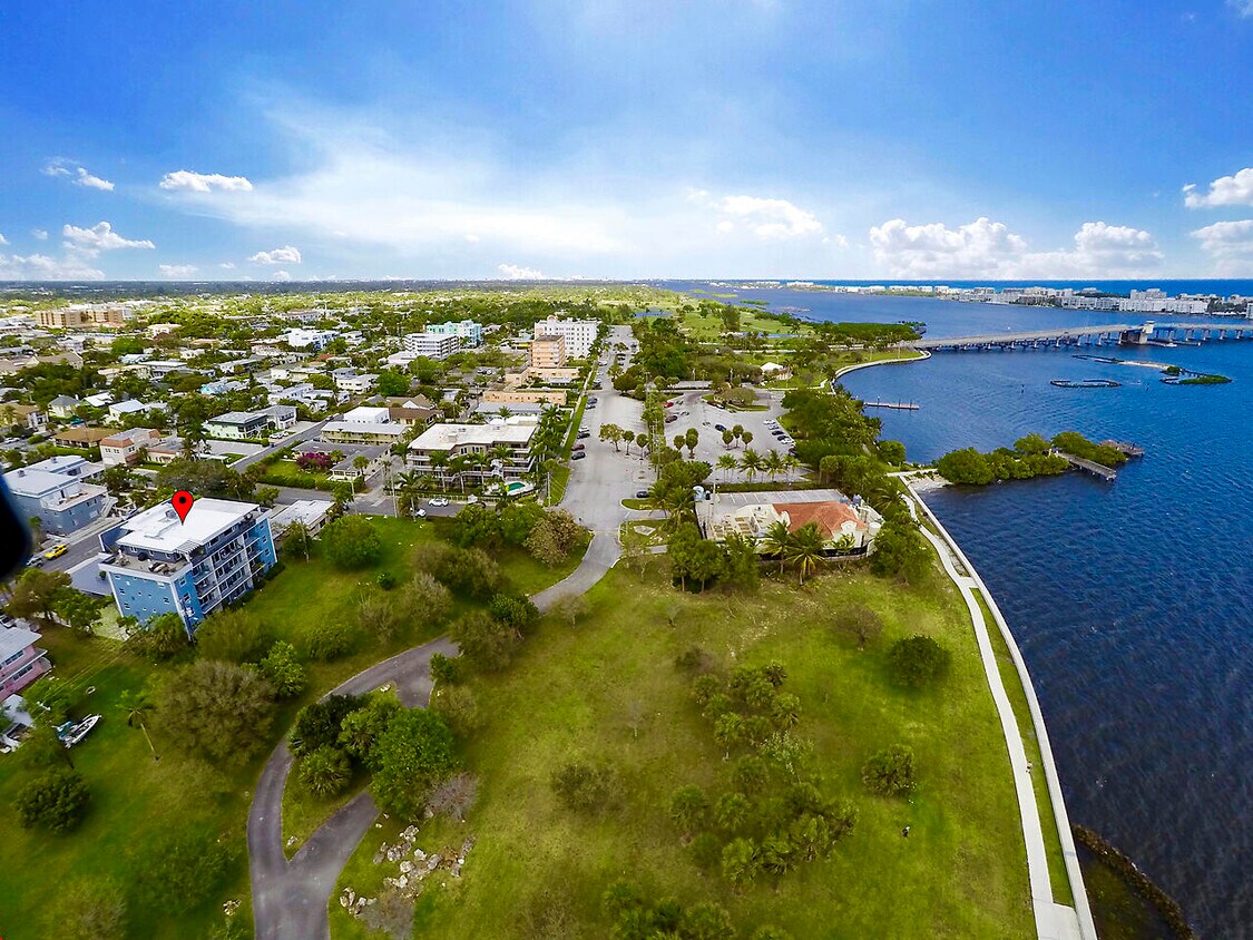 Foto principal - 208 S Lakeside Dr