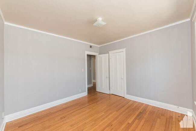 Building Photo - 4912 N Troy St