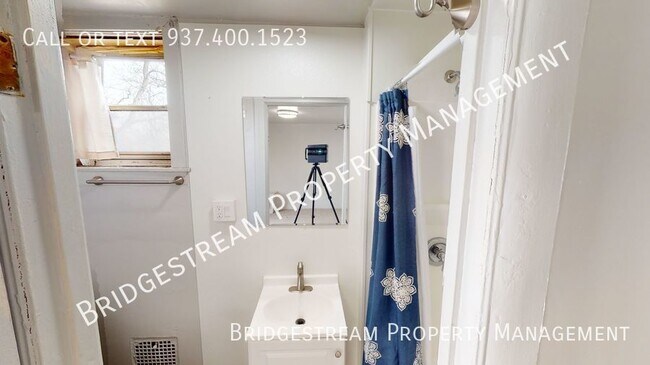 Building Photo - ALL UTILITIES INCLUDED! - Upstairs 1 bedro...