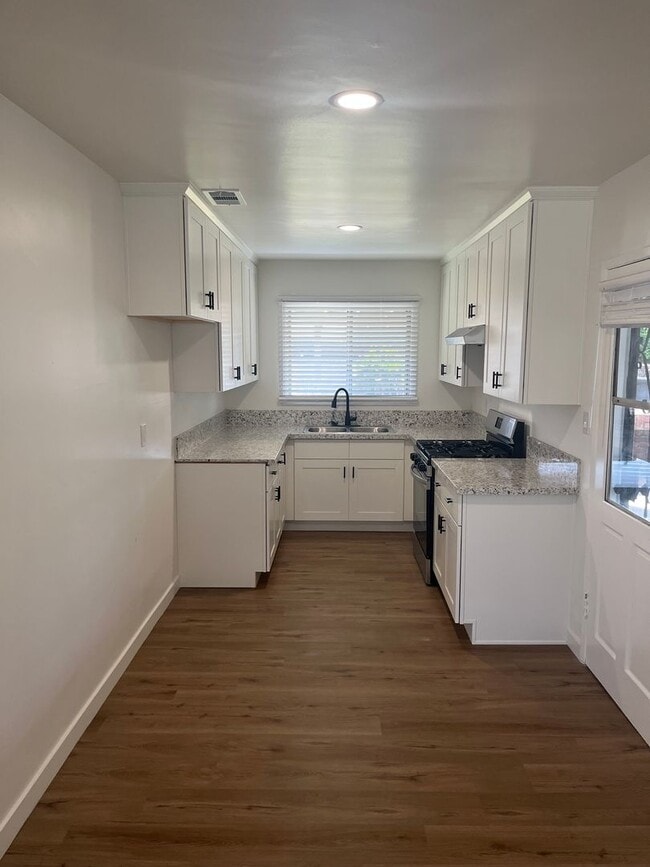 Building Photo - Lovely 3 Bedroom 1 Bath House with Garage