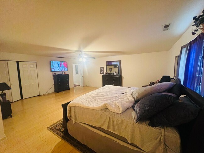 Foto del edificio - Beautiful & Spacious 4bdrm/2bth Brick Ranc...