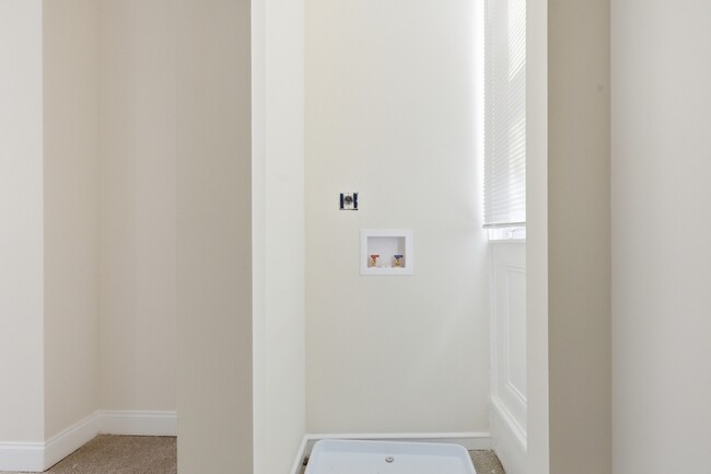 Building Photo - 910 N Arlington Ave