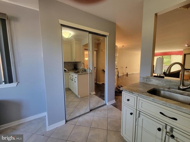 Building Photo - 1302 Augusta Cir