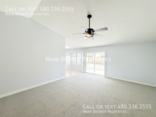 Foto del edificio - 449 E Meadows Ln