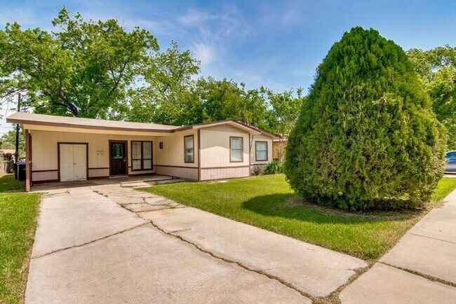 No Application Fees* $500 off 1st months r... - No Application Fees* $500 off 1st months r... House