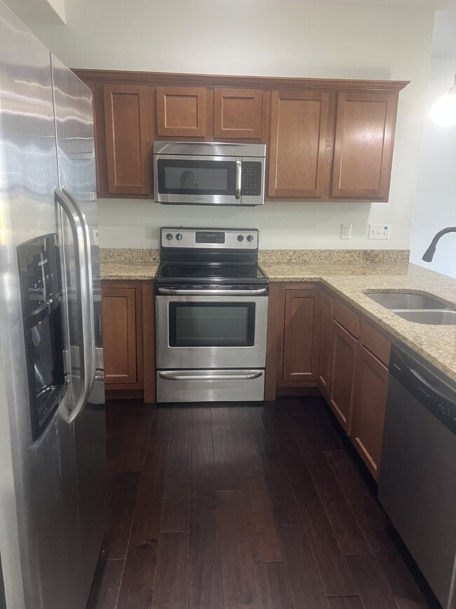 Building Photo - 2 Bed, 2.5 Bath Townhouse - Shawnee, KS