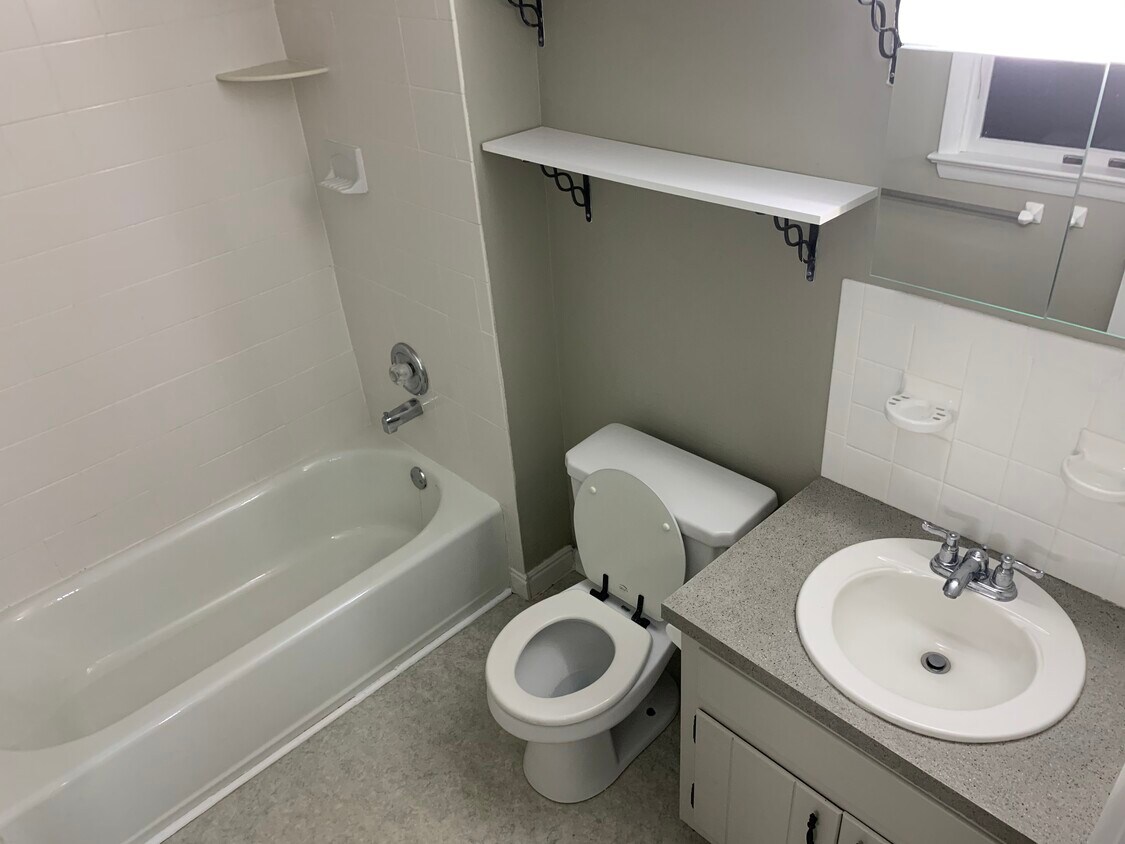 Full master bathroom - 1265 Woodmere Rd