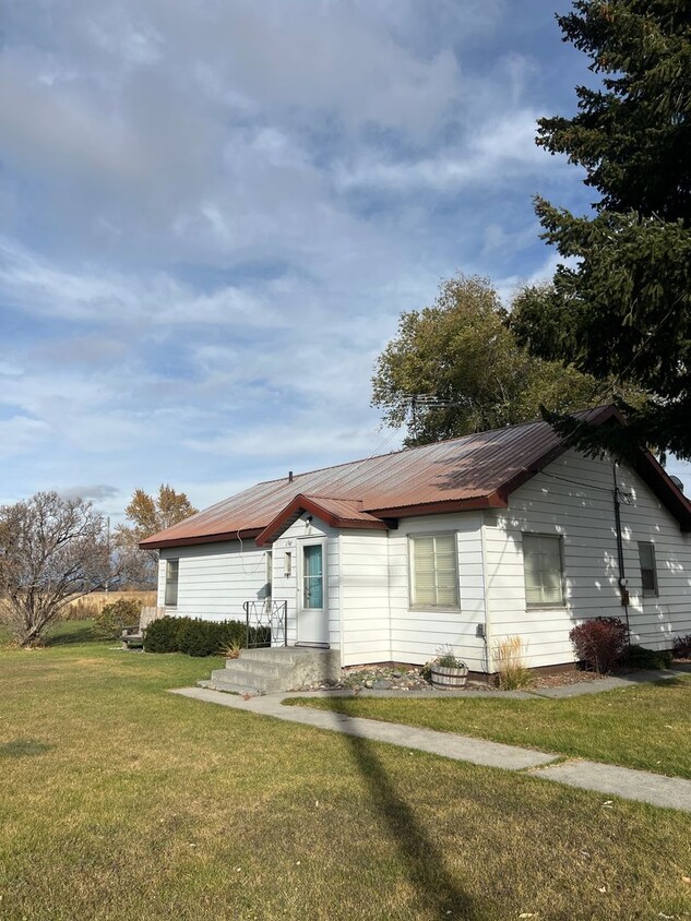 Primary Photo - DARLING 3 bed, 1 bath country home with bo...