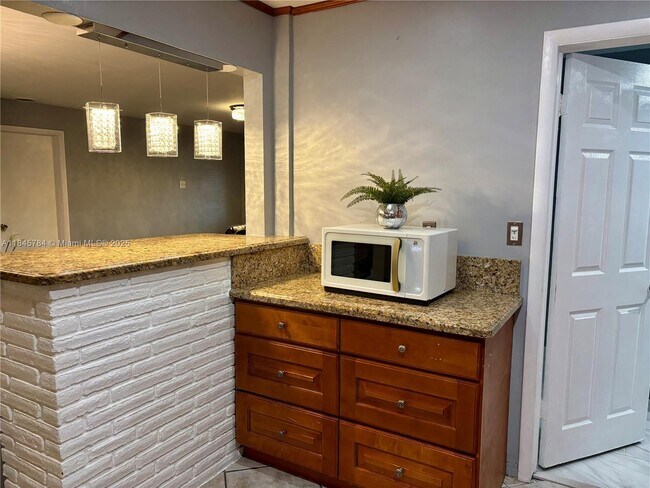 Foto del edificio - 3171 SW 16th Ct